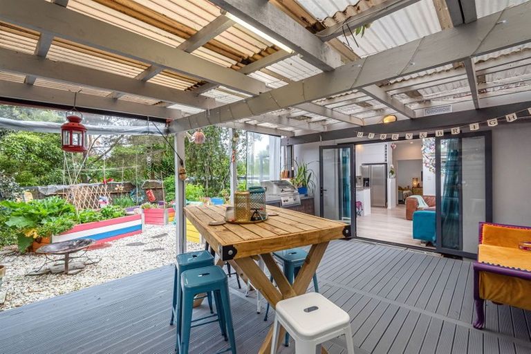 Photo of property in 6a Tallington Crescent, Torbay, Auckland, 0630