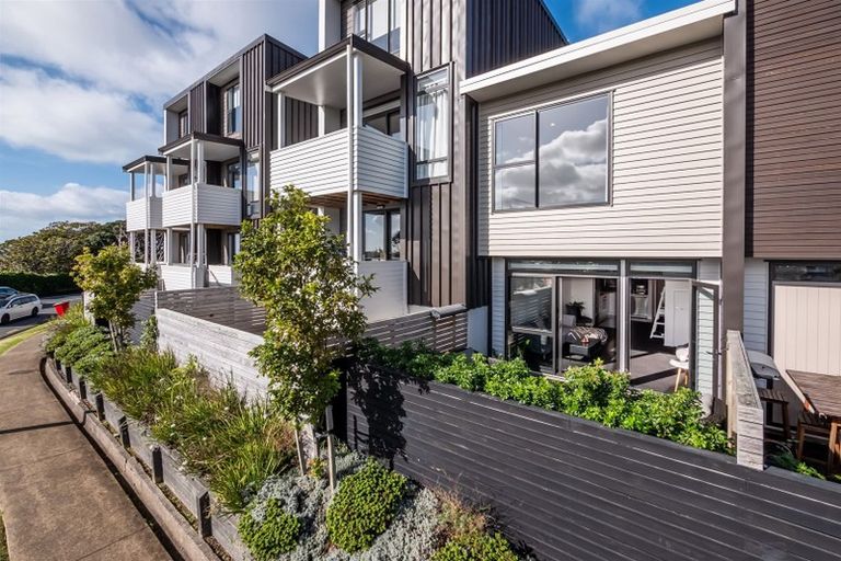 Photo of property in 4/15 Chivalry Road, Glenfield, Auckland, 0629