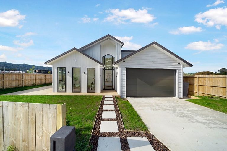 Photo of property in 41 Mcindoe Road, Kumeu, 0810
