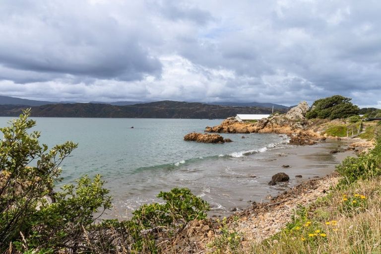 Photo of property in 123 Marine Parade, Seatoun, Wellington, 6022