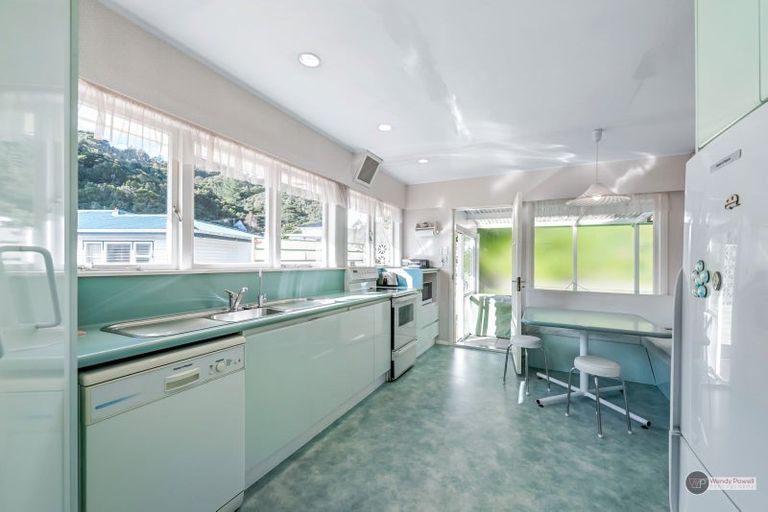 Photo of property in 33 James Grove, Stokes Valley, Lower Hutt, 5019