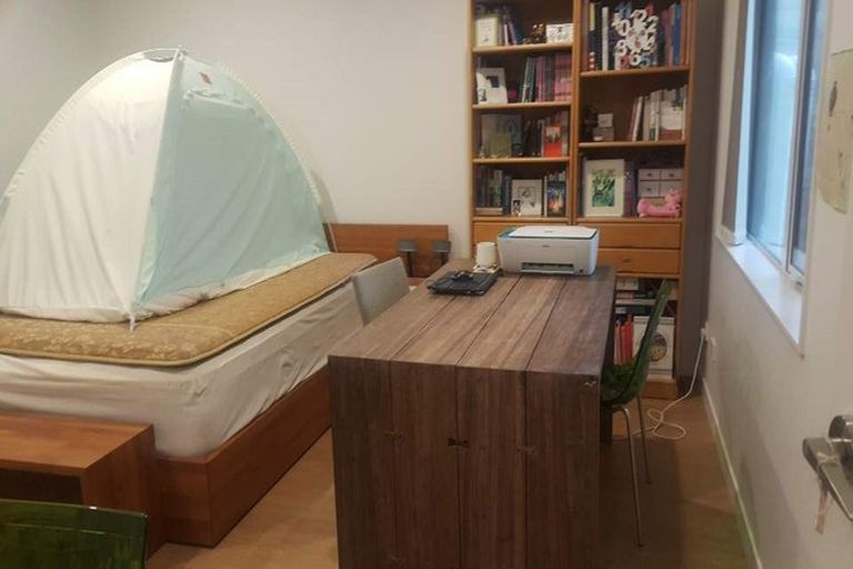 Photo of property in 24 Para Close, Fairview Heights, Auckland, 0632