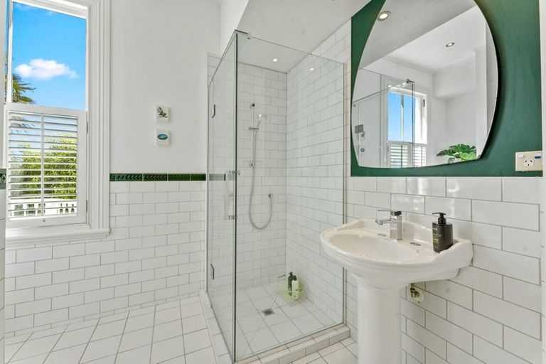 Photo of property in 4 Hinemoa Terrace, Birkenhead, Auckland, 0626