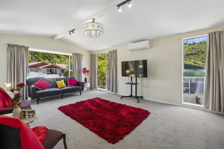 Photo of property in 15 Westhaven Drive, Tawa, Wellington, 5028