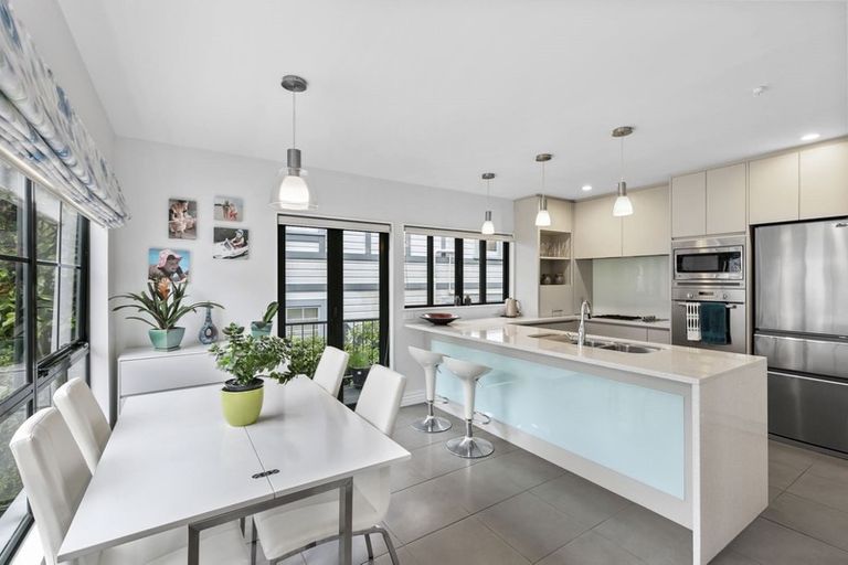 Photo of property in 16e Hobson Street, Thorndon, Wellington, 6011