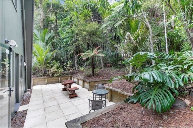 Photo of property in 36 Titirangi Beach Road, Titirangi, Auckland, 0604