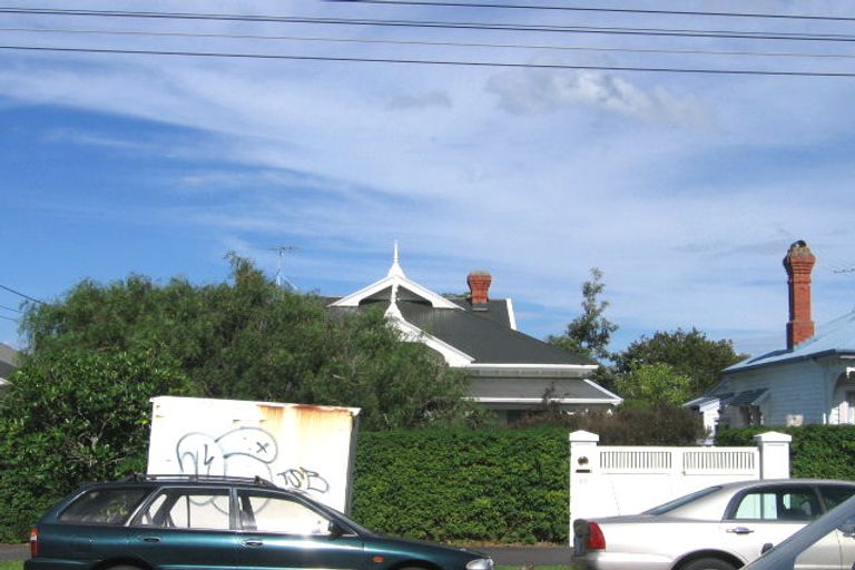 Photo of property in 1/10 Summer Street, Stanley Point, Auckland, 0624
