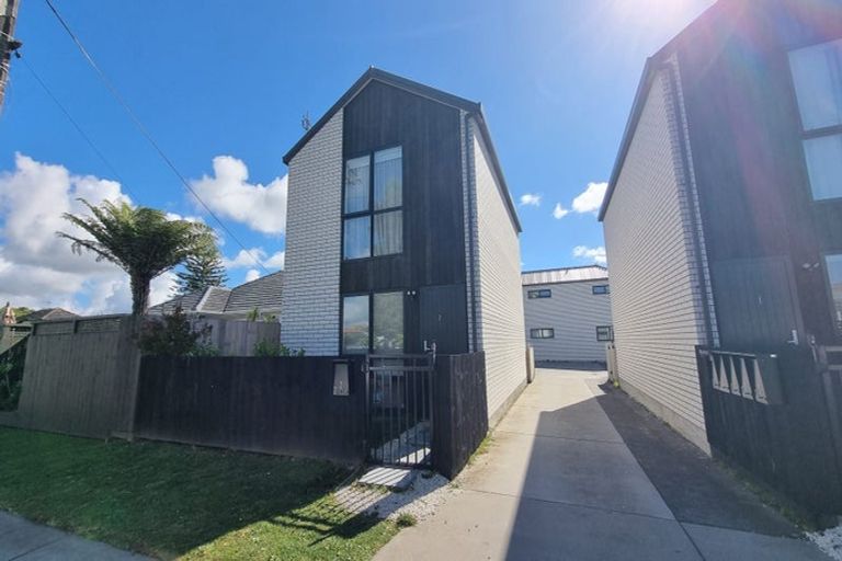 Photo of property in 2/12 Enderby Drive, Te Atatu Peninsula, Auckland, 0610