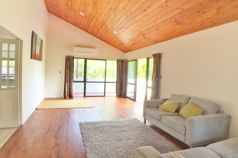 Photo of property in 4 Oystergrove Road, West Harbour, Auckland, 0618