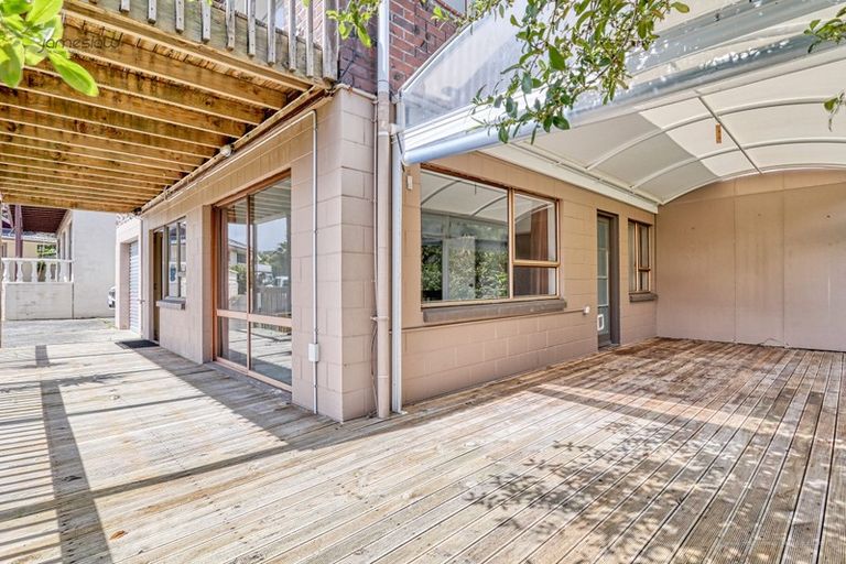 Photo of property in 2/18 Tiri View Place, Waiake, Auckland, 0630