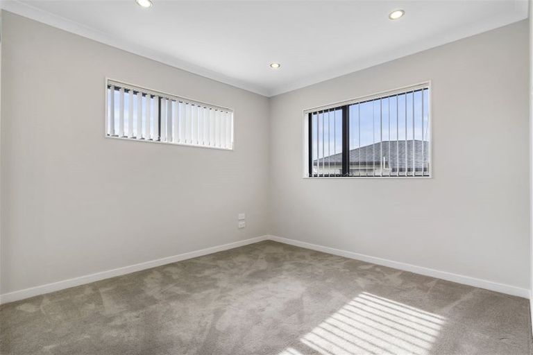 Photo of property in 6 Kirikiri Drive, Papakura, 2110
