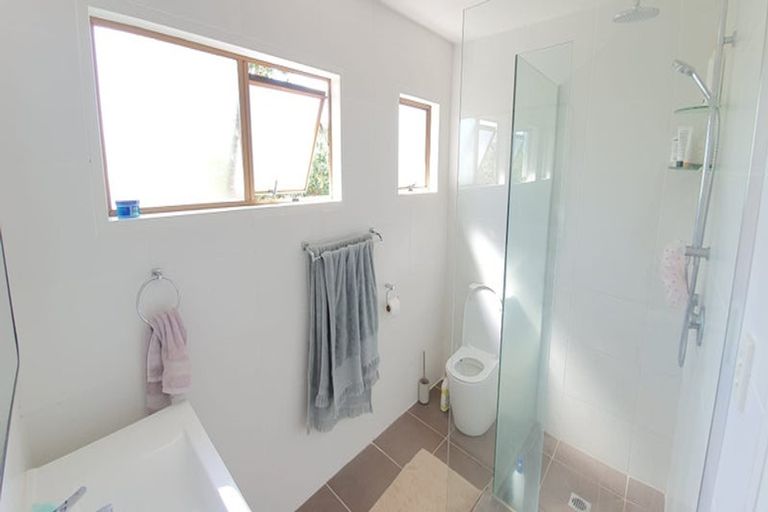 Photo of property in 1/57 Aeroview Drive, Beach Haven, Auckland, 0626