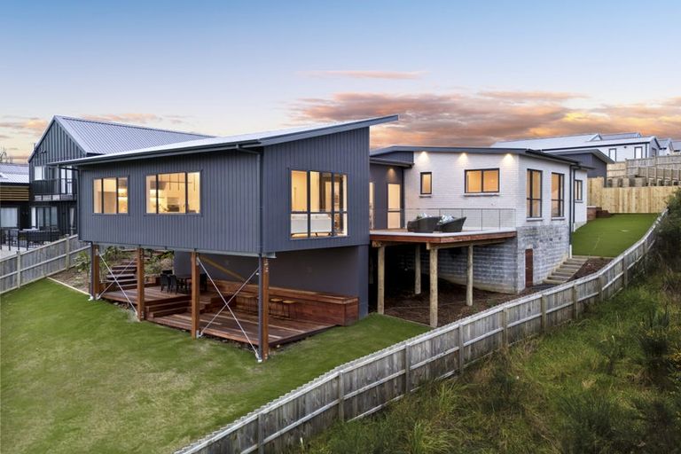 Photo of property in 42 Paparahi Place, Wainui, 0992