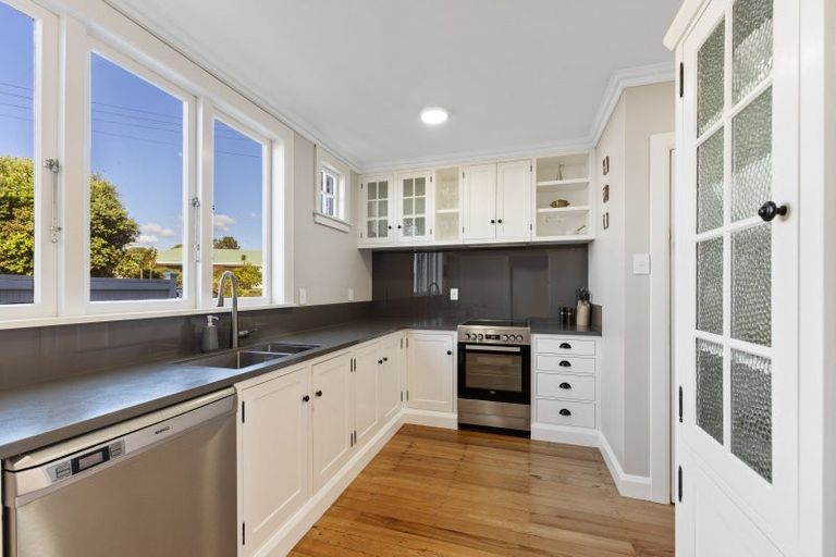 Photo of property in 26 Baring Terrace, Strandon, New Plymouth, 4312