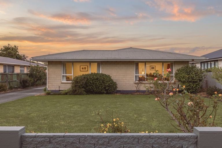 Photo of property in 6 Laing Crescent, Heathcote Valley, Christchurch, 8022