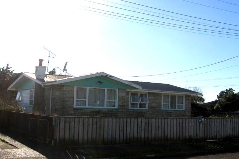 Photo of property in 1 Hardie Grove, Featherston, 5710