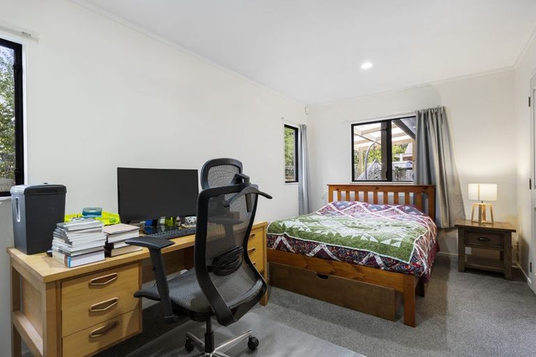 Photo of property in 11f Sturges Road, Henderson, Auckland, 0612