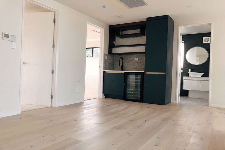 Photo of property in 33a Roberts Avenue, Bayswater, Auckland, 0622