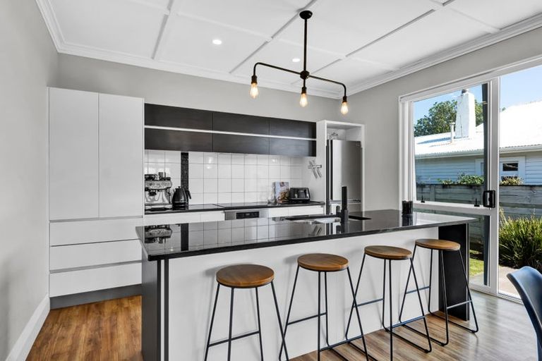 Photo of property in 76 Paynters Avenue, Strandon, New Plymouth, 4312