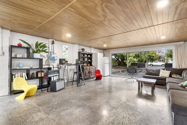 Photo of property in 36 Yeovil Road, Te Atatu Peninsula, Auckland, 0610