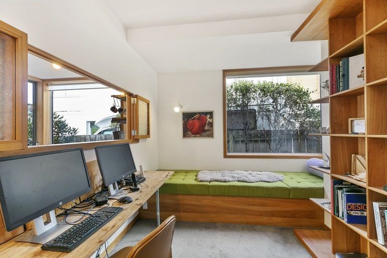 Photo of property in 178 Breaker Bay Road, Breaker Bay, Wellington, 6022