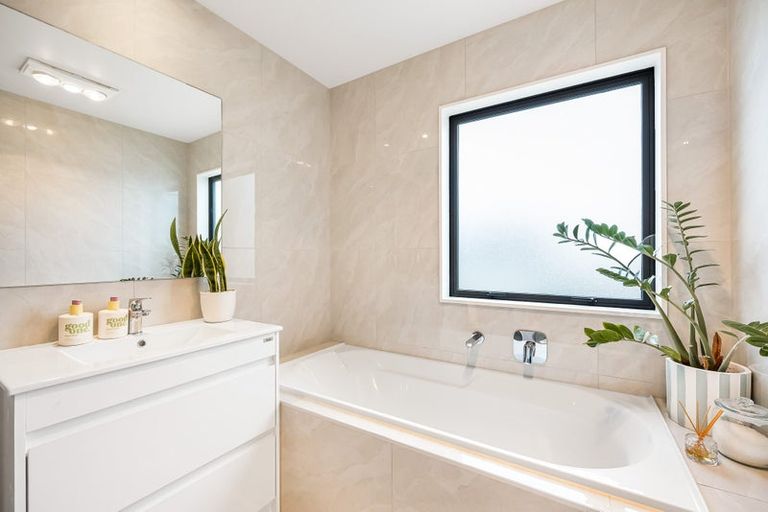 Photo of property in 14b Kelwyn Road, Kelston, Auckland, 0602