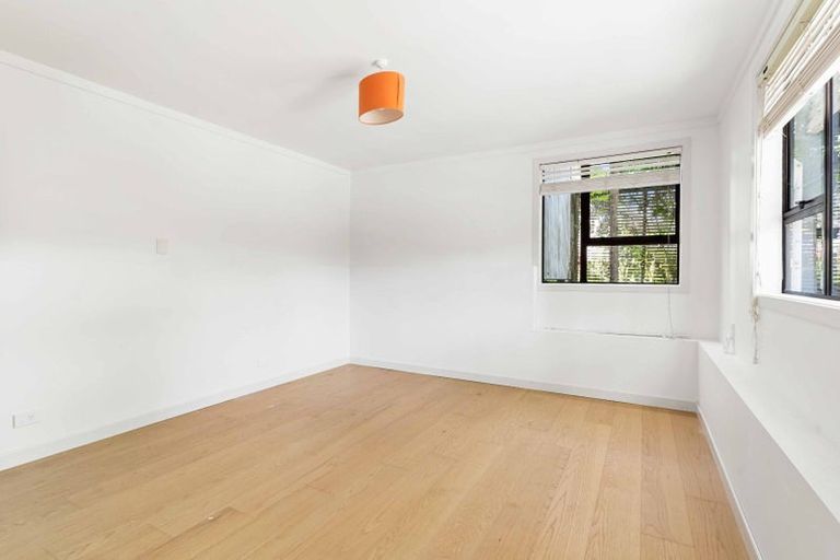 Photo of property in 21 Fraser Road, Narrow Neck, Auckland, 0624