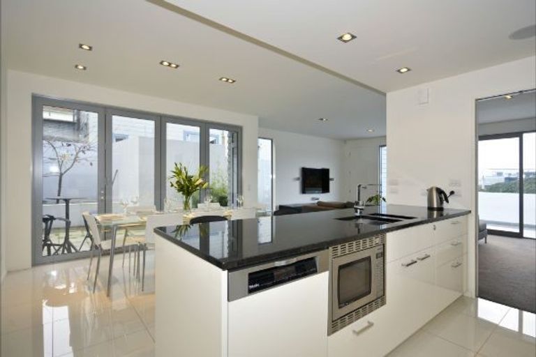 Photo of property in 1 Upper Lewisville Terrace, Thorndon, Wellington, 6011