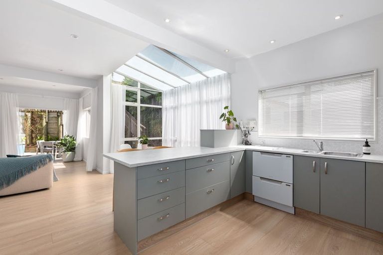 Photo of property in 18 Beach Road, Plimmerton, Porirua, 5026