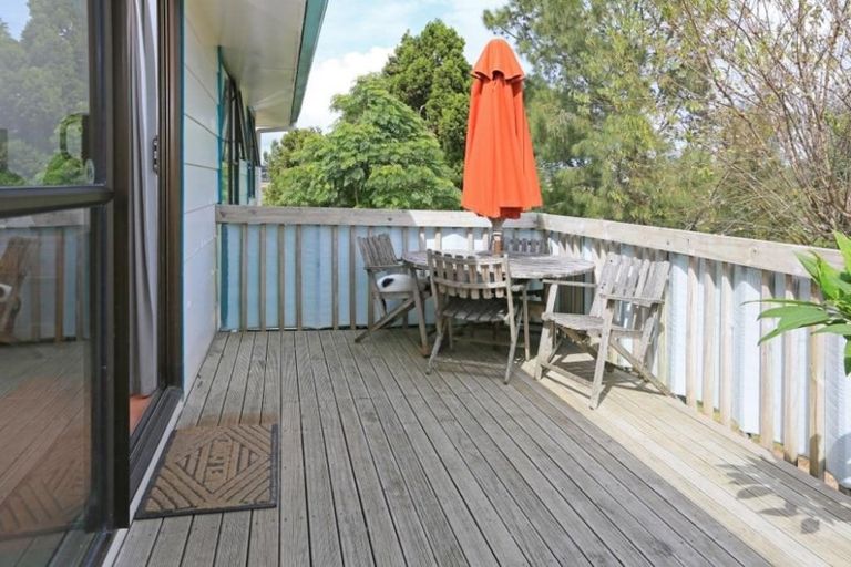Photo of property in 5 Hueglow Rise, West Harbour, Auckland, 0618