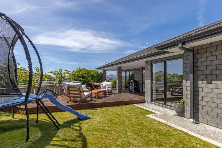 Photo of property in 2 Roundhouse Close, Whitby, Porirua, 5024