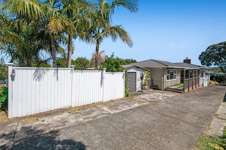 Photo of property in 1/52 Sunnynook Road, Sunnynook, Auckland, 0620