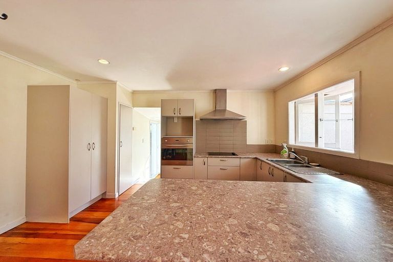 Photo of property in 15 Karamu Street, Te Atatu Peninsula, Auckland, 0610
