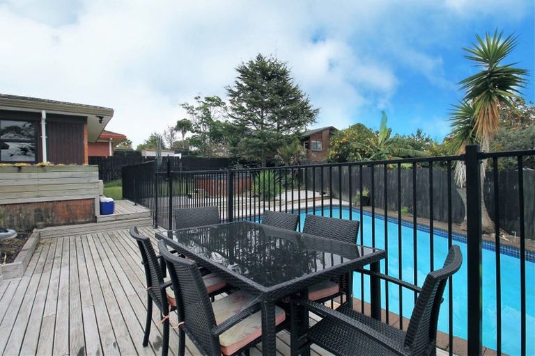 Photo of property in 8 La Perouse Street, Botany Downs, Auckland, 2010