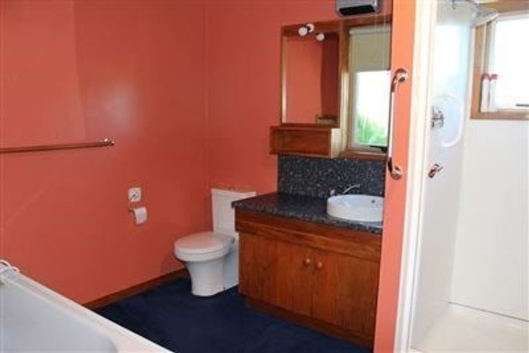 Photo of property in 21 Kakariki Grove, Waikanae, 5036