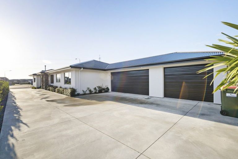 Photo of property in 32 Atlantic Drive, Fitzherbert, Palmerston North, 4410