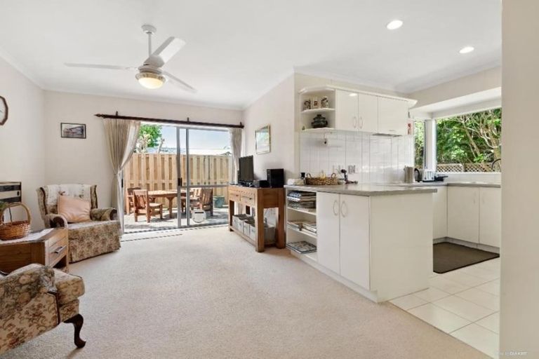 Photo of property in 15 Palmcrest Grove, Highland Park, Auckland, 2010