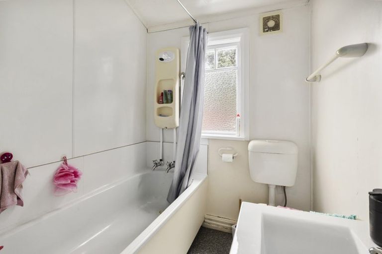 Photo of property in 3-5 Knoll Street, Island Bay, Wellington, 6023