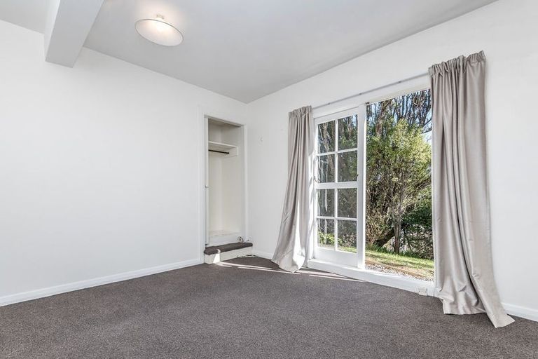 Photo of property in 11 Miles Crescent, Newlands, Wellington, 6037
