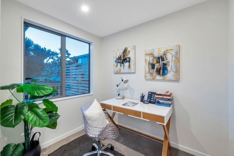 Photo of property in 1a Greville Road, Pinehill, Auckland, 0632