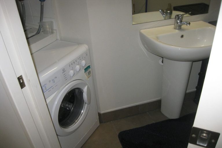 Photo of property in Terrace Tower Apartments, 4a/126 The Terrace, Wellington Central, Wellington, 6011