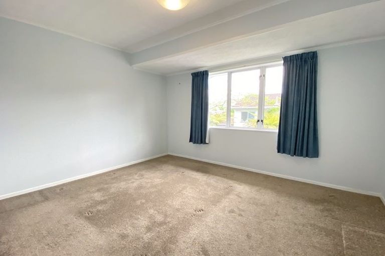 Photo of property in 2/23 Tetrarch Place, Totara Vale, Auckland, 0629