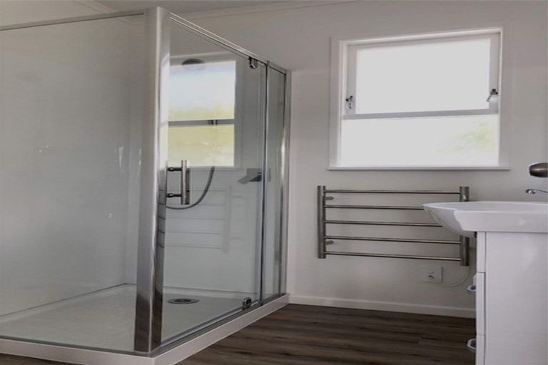 Photo of property in 11 Finlow Drive, Te Atatu South, Auckland, 0610