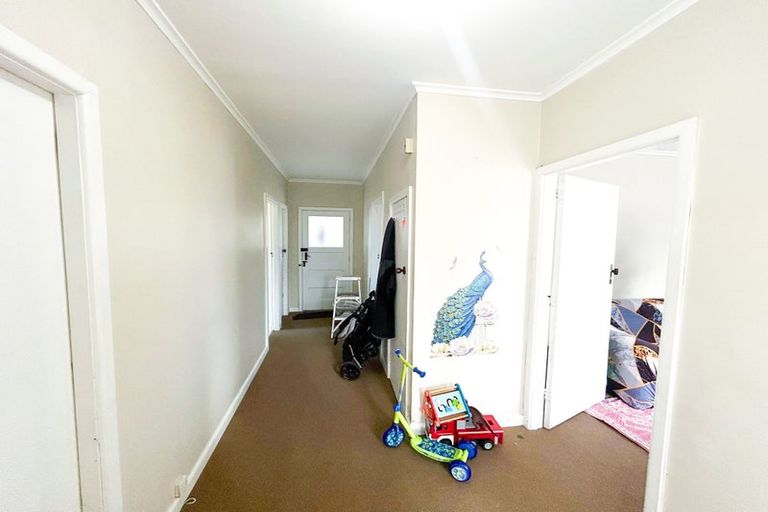 Photo of property in 52 Hutchinson Avenue, New Lynn, Auckland, 0600