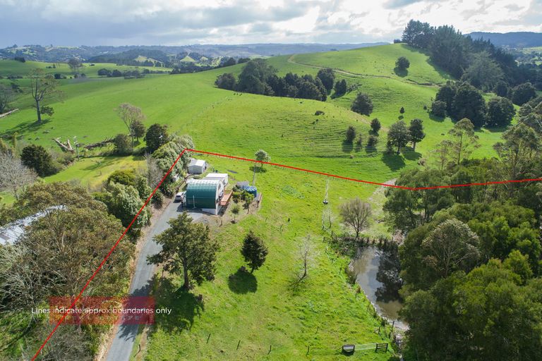 Photo of property in 307 Whananaki North Road, Opuawhanga, Hikurangi, 0181