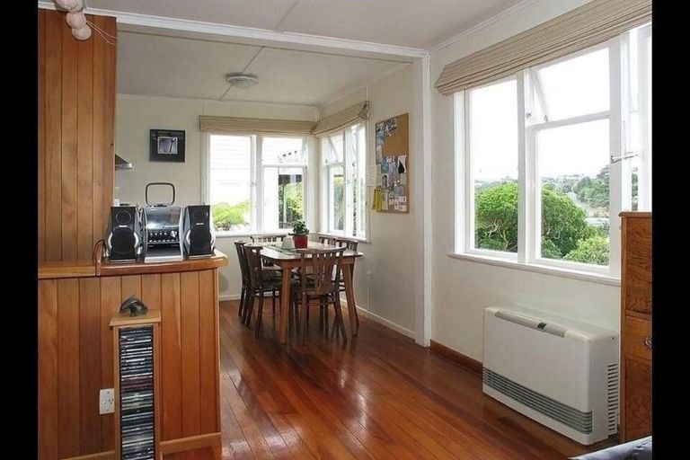 Photo of property in 139 Ruskin Road, Newlands, Wellington, 6037