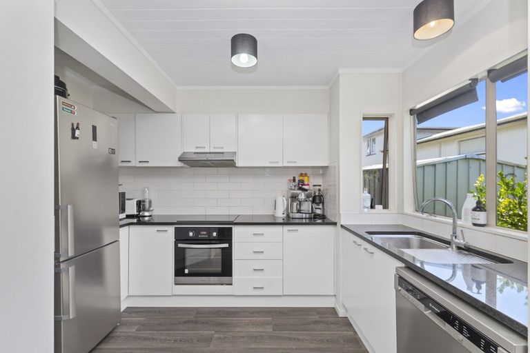 Photo of property in 1042a Great North Road, Point Chevalier, Auckland, 1022