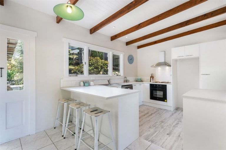 Photo of property in 166 Edmonton Road, Te Atatu South, Auckland, 0610