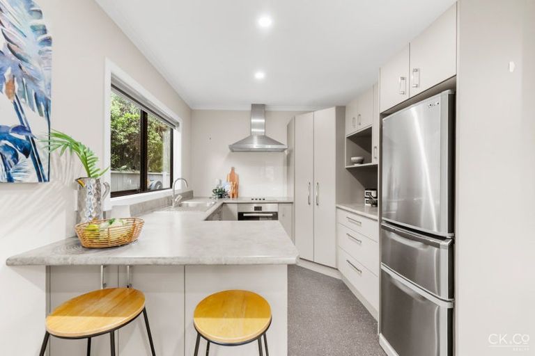 Photo of property in 32a Dowling Grove, Silverstream, Upper Hutt, 5019