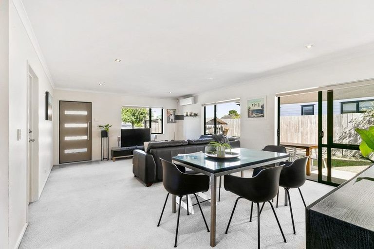 Photo of property in 3b Tawa Road, Te Atatu Peninsula, Auckland, 0610